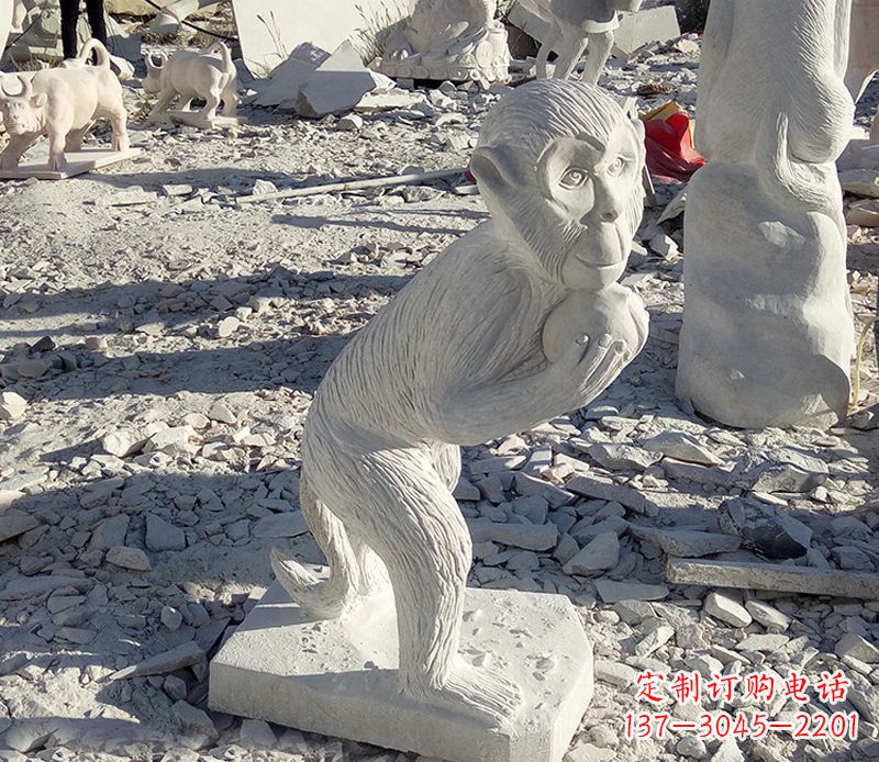 哈尔滨抱桃子的猴子石雕系列传承古老文化,让爱活跃起来