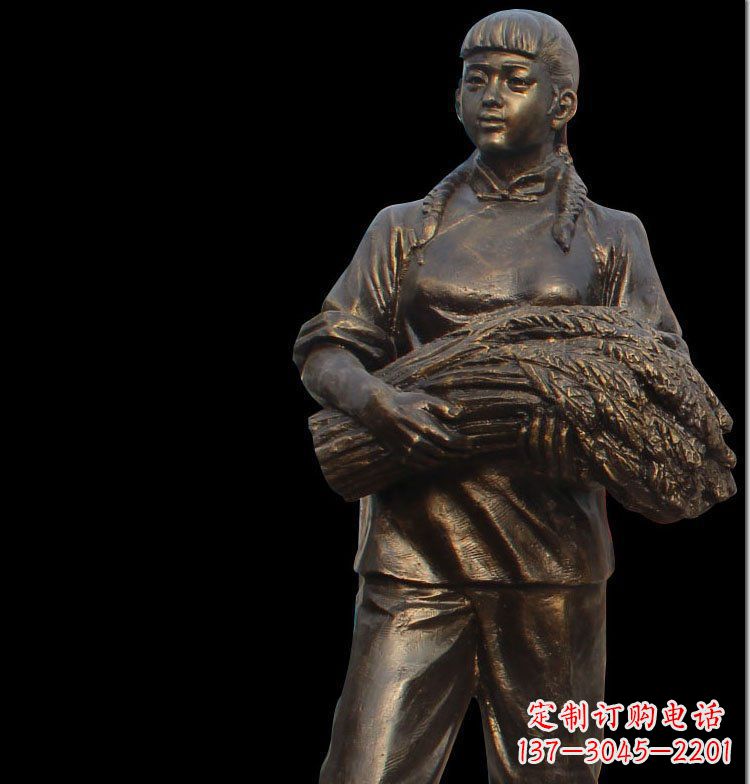 哈尔滨抱着稻谷的女人农场人物铜雕