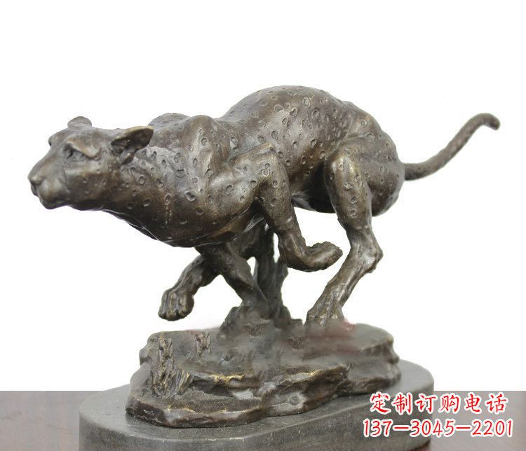 哈尔滨豹子动物铜雕