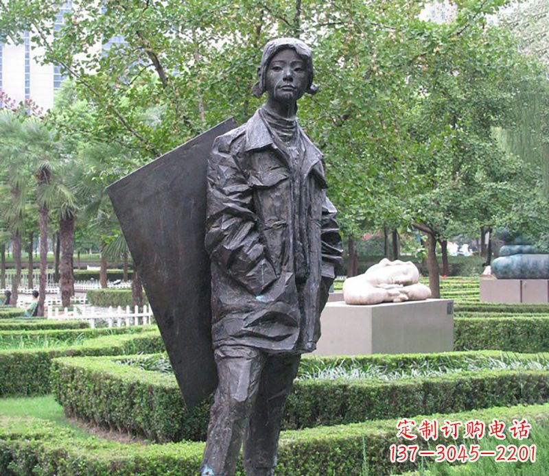 哈尔滨背画板女孩公园人物铜雕