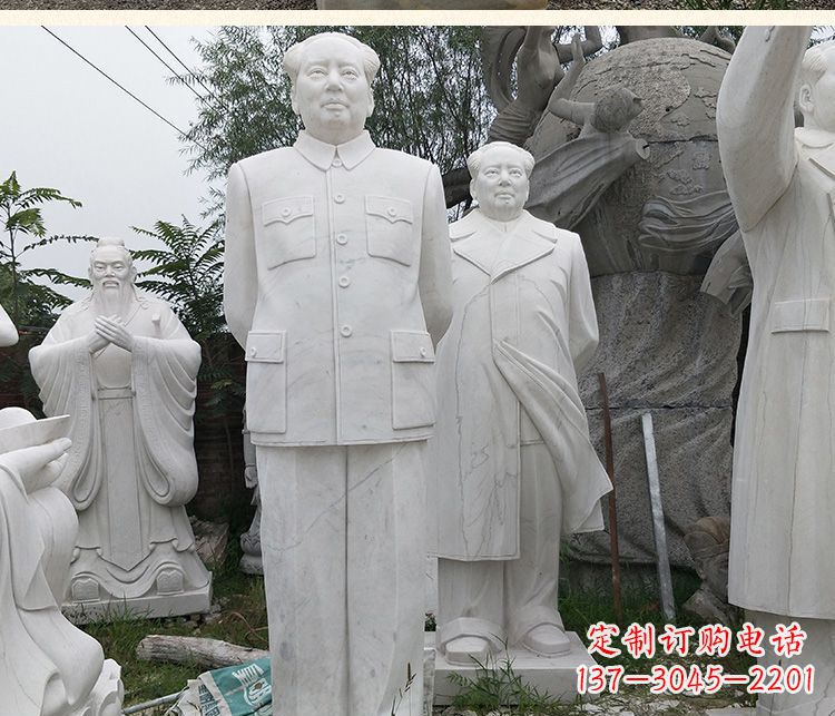 哈尔滨新一代中国政治精神的象征——“背手的毛主席”石雕