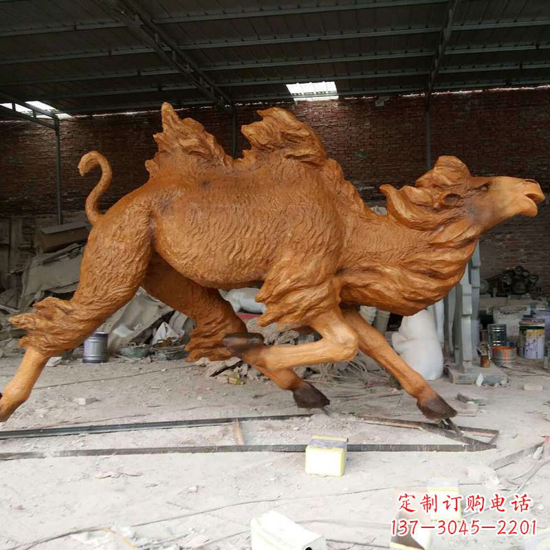 哈尔滨奔跑的骆驼仿真雕塑