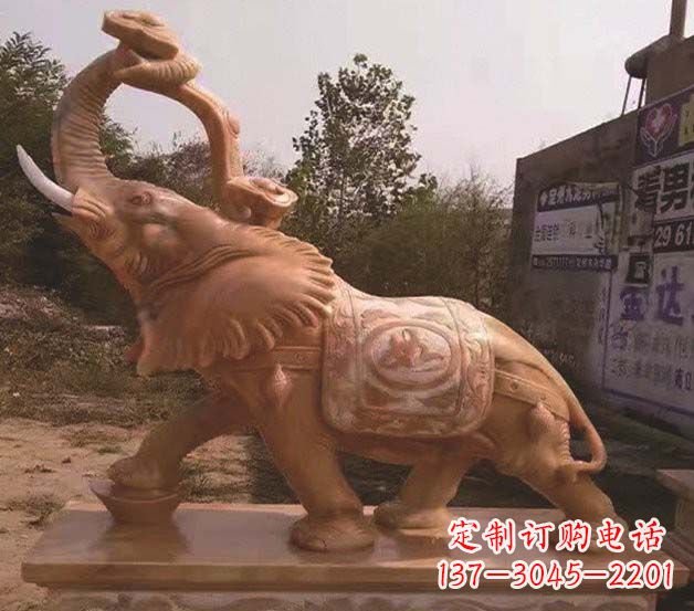 哈尔滨大象雕塑鼻卷如意