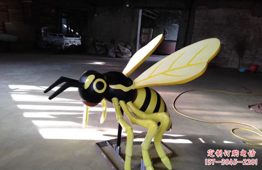 哈尔滨玻璃蜜蜂雕塑让自然之美展现