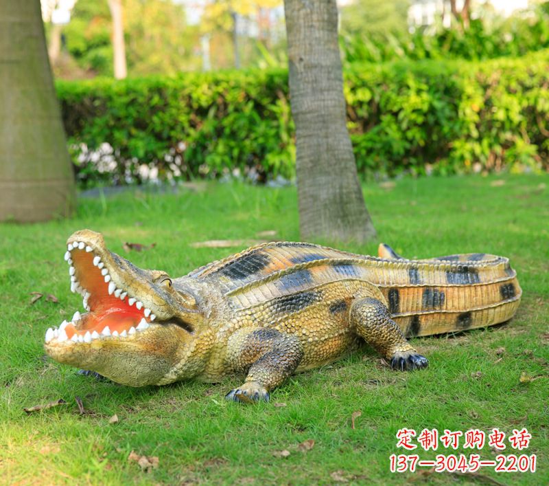 哈尔滨玻璃钢鳄鱼仿真动物雕塑精美雕塑营造绿色环境
