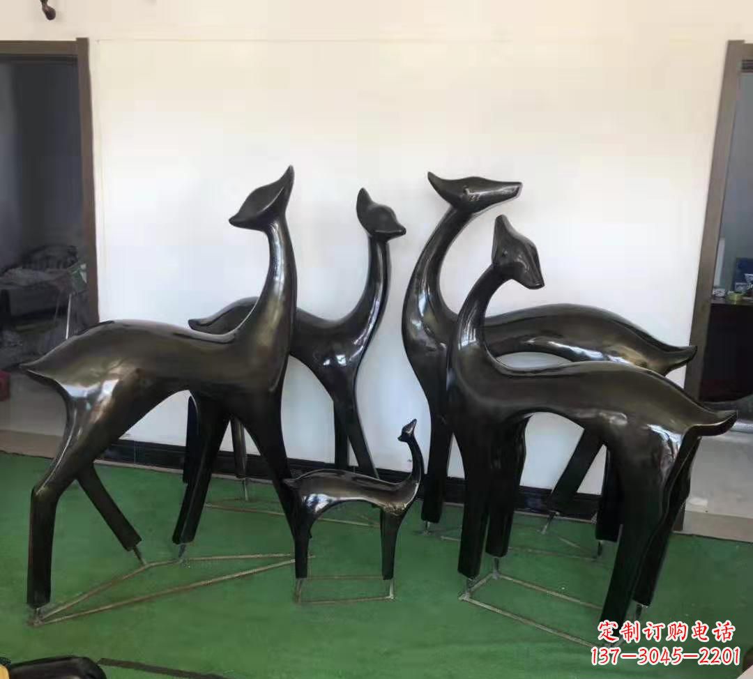 哈尔滨玻璃钢仿铜鹿雕塑完美点缀庭院景观