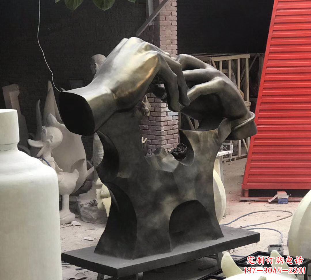 哈尔滨玻璃钢仿铜戴戒指雕塑广场景观爱情摆件 (6)