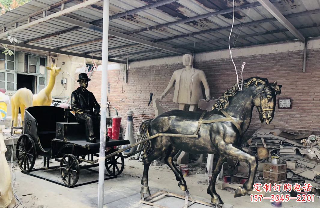 哈尔滨玻璃钢仿铜马车雕塑——给广场景观增添绚丽色彩