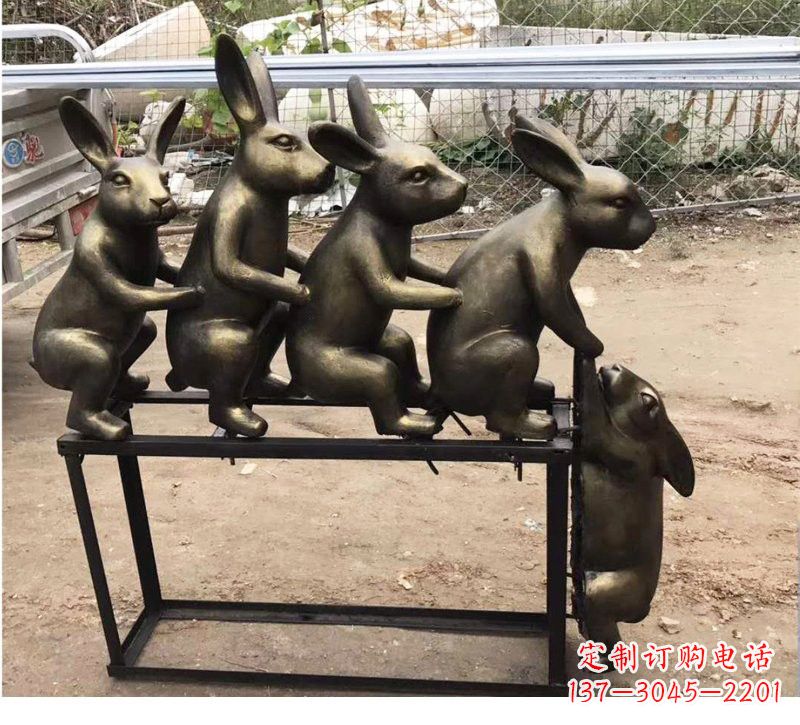 哈尔滨玻璃钢兔子雕塑仿铜玩耍的兔子