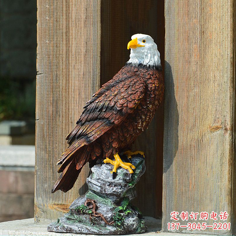 哈尔滨玻璃钢老鹰雕塑——传递自然之美
