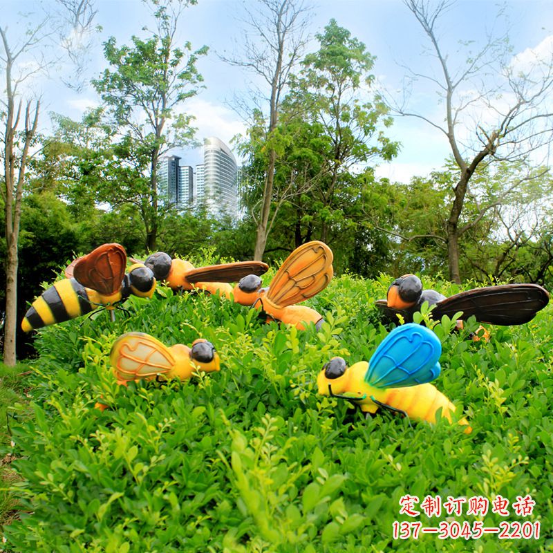 哈尔滨公园草丛中的蜜蜂雕塑