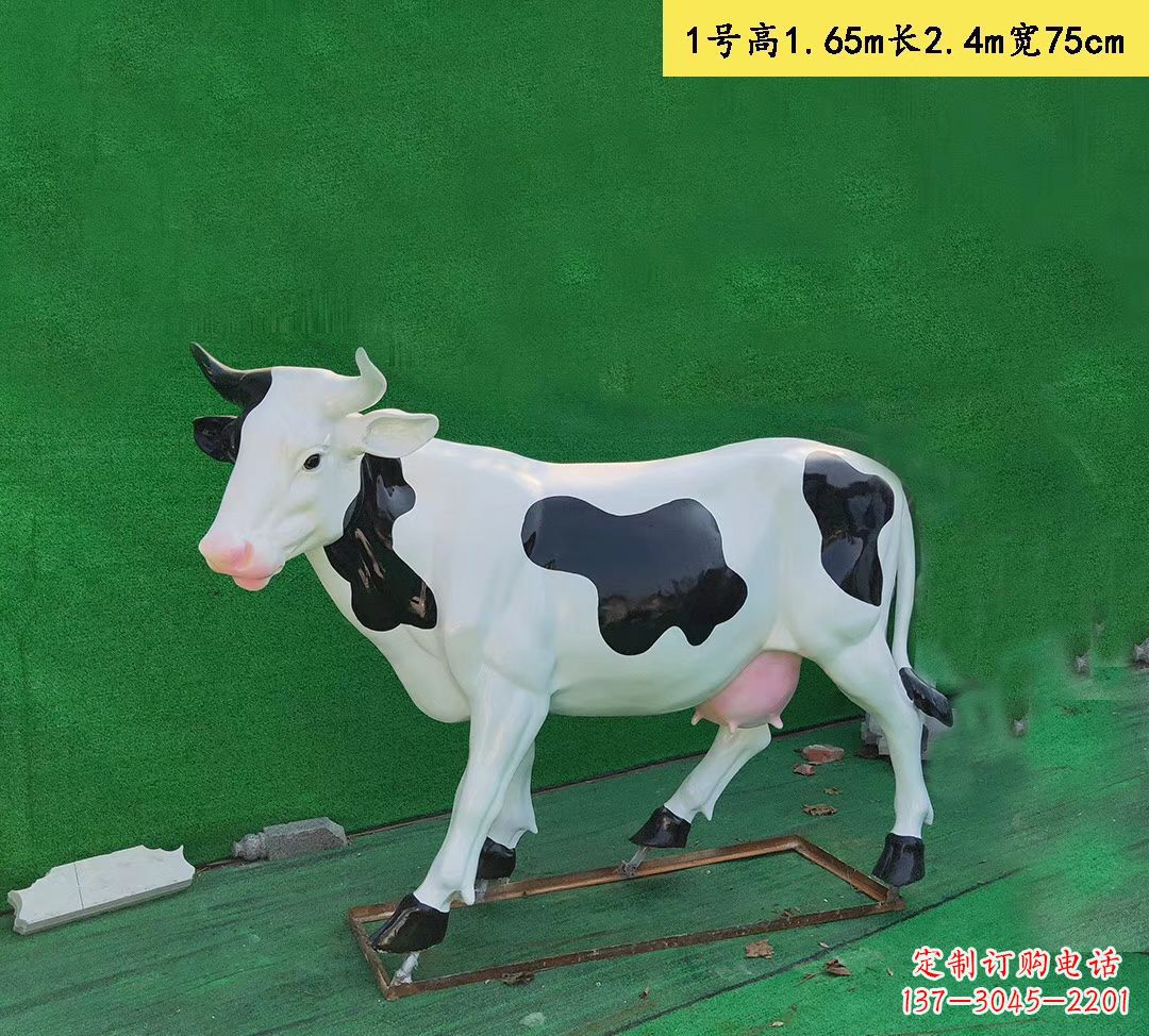 哈尔滨玻璃钢仿真奶牛雕塑精致而可爱