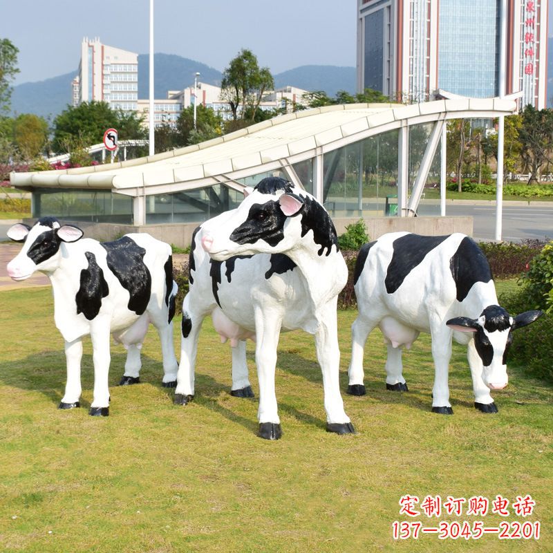 哈尔滨玻璃钢制作的仿真奶牛雕塑——装点园林草坪