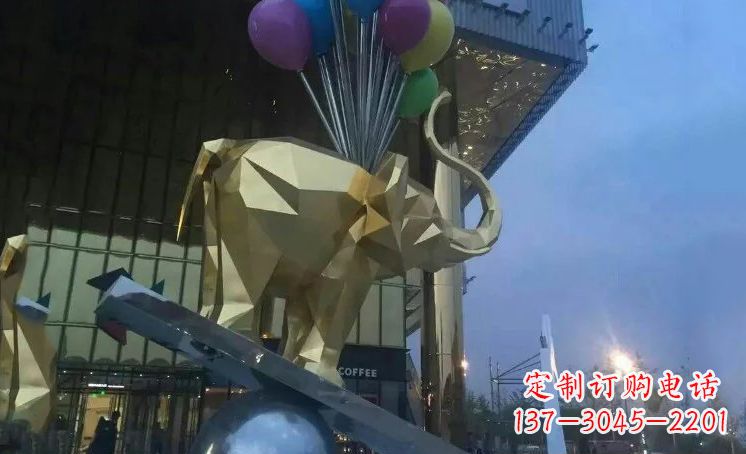 哈尔滨大象踩高跷——点缀城市景观