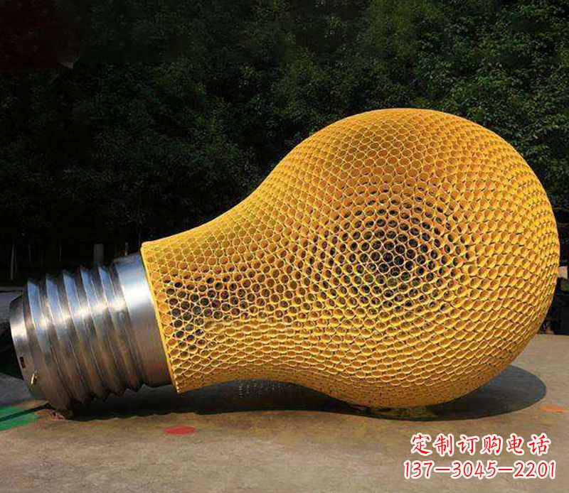 哈尔滨不锈钢灯泡雕塑灯光下的美丽
