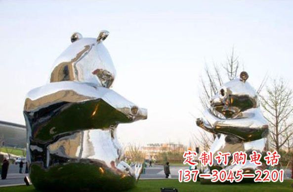 哈尔滨不锈钢熊猫雕塑传递友谊与和平