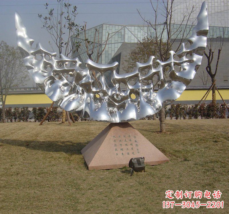 哈尔滨不锈钢月亮雕塑象征着无尽的美丽