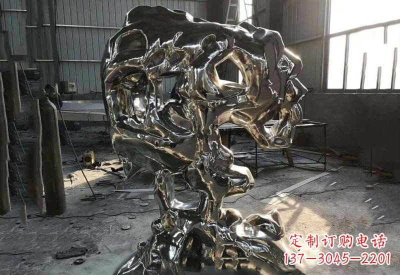 哈尔滨太湖石雕塑不锈钢公园的镜面之美
