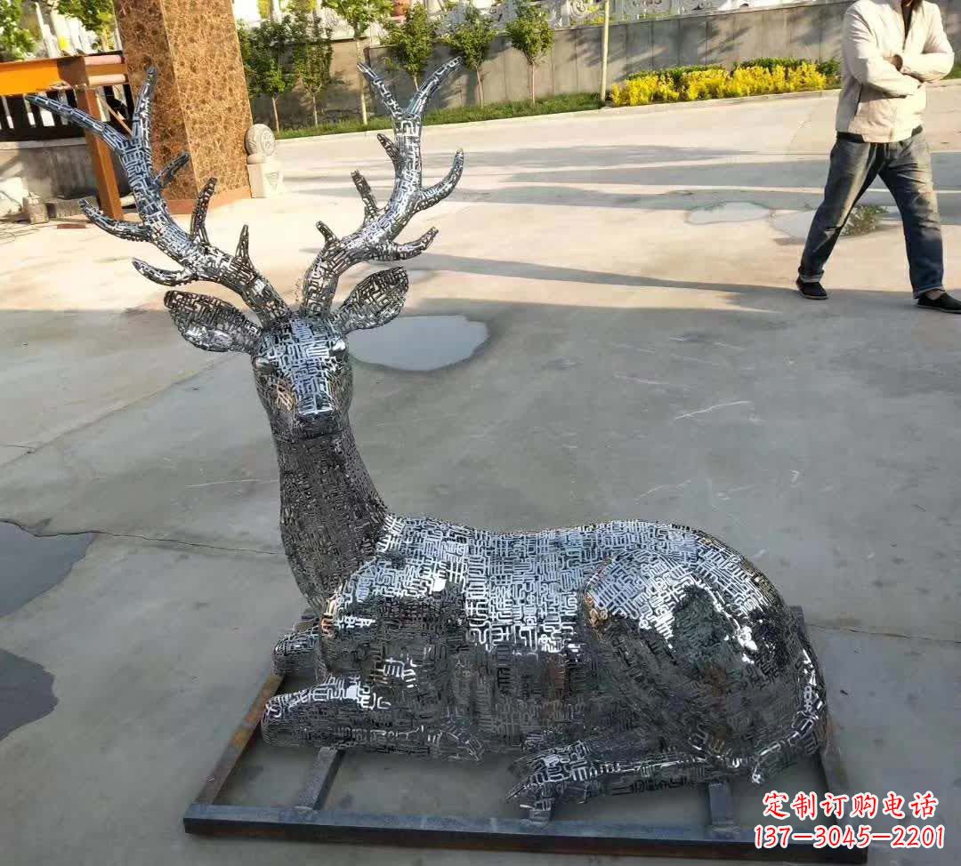 哈尔滨梅花鹿雕塑点缀不锈钢广场星空