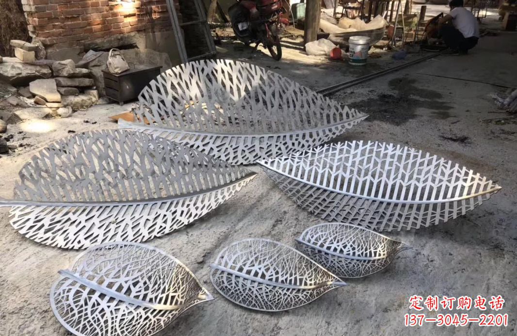 哈尔滨不锈钢树叶雕塑美丽的自然之美