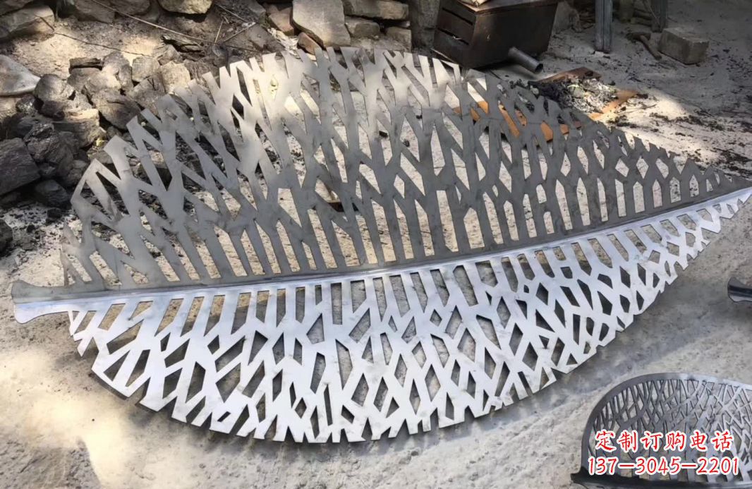 哈尔滨不锈钢镂空树叶雕塑艺术的精美结合