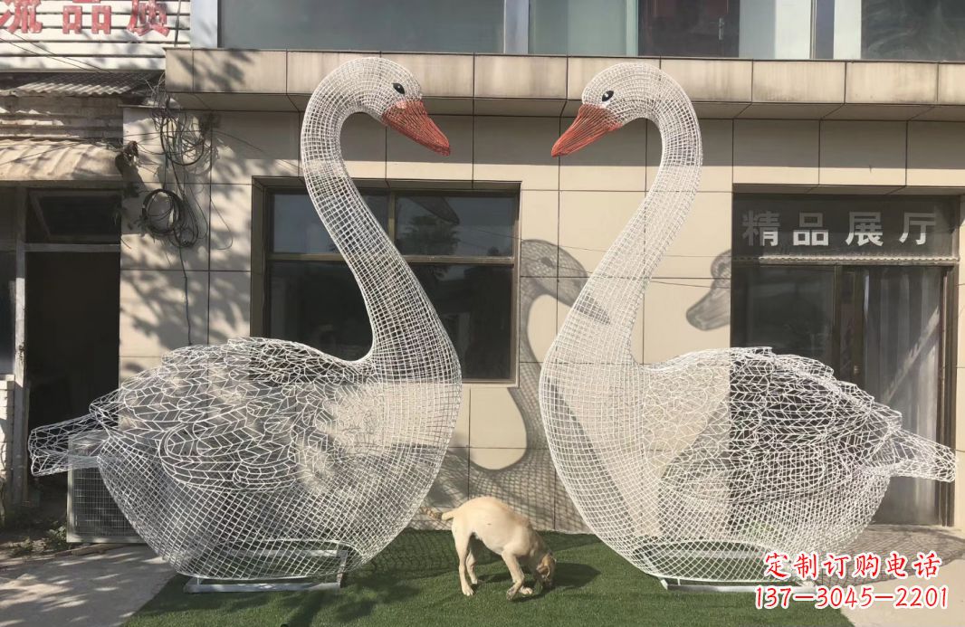 哈尔滨不锈钢镂空天鹅雕塑给室外增添美感