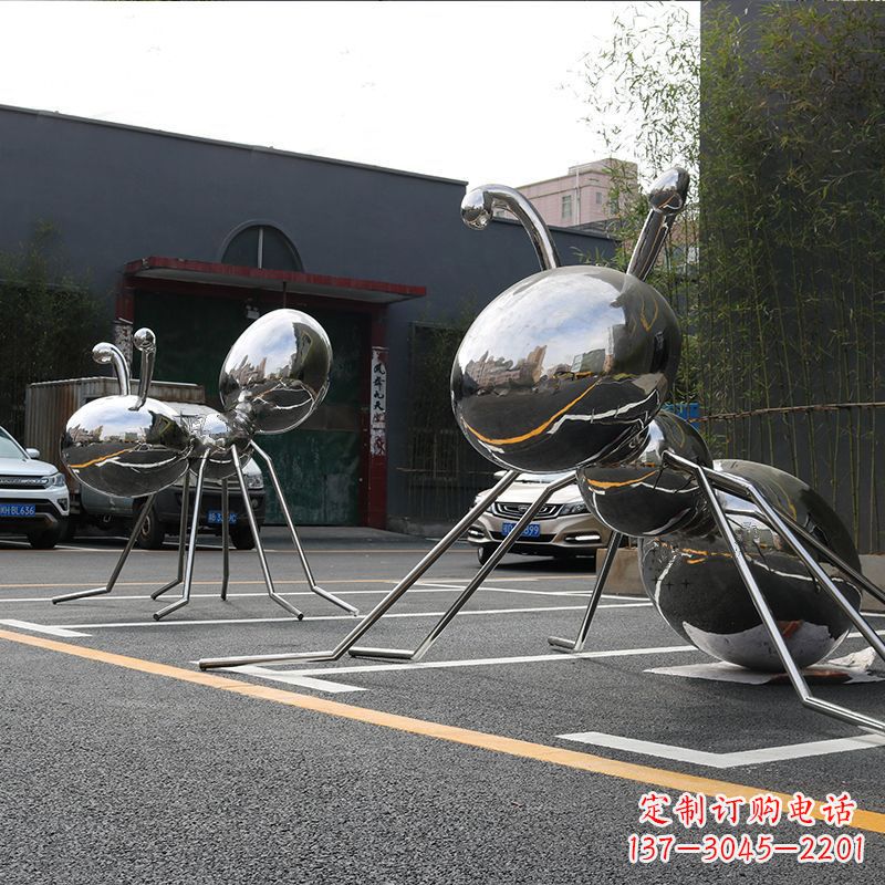 哈尔滨蚂蚁雕塑给城市街道带来活力