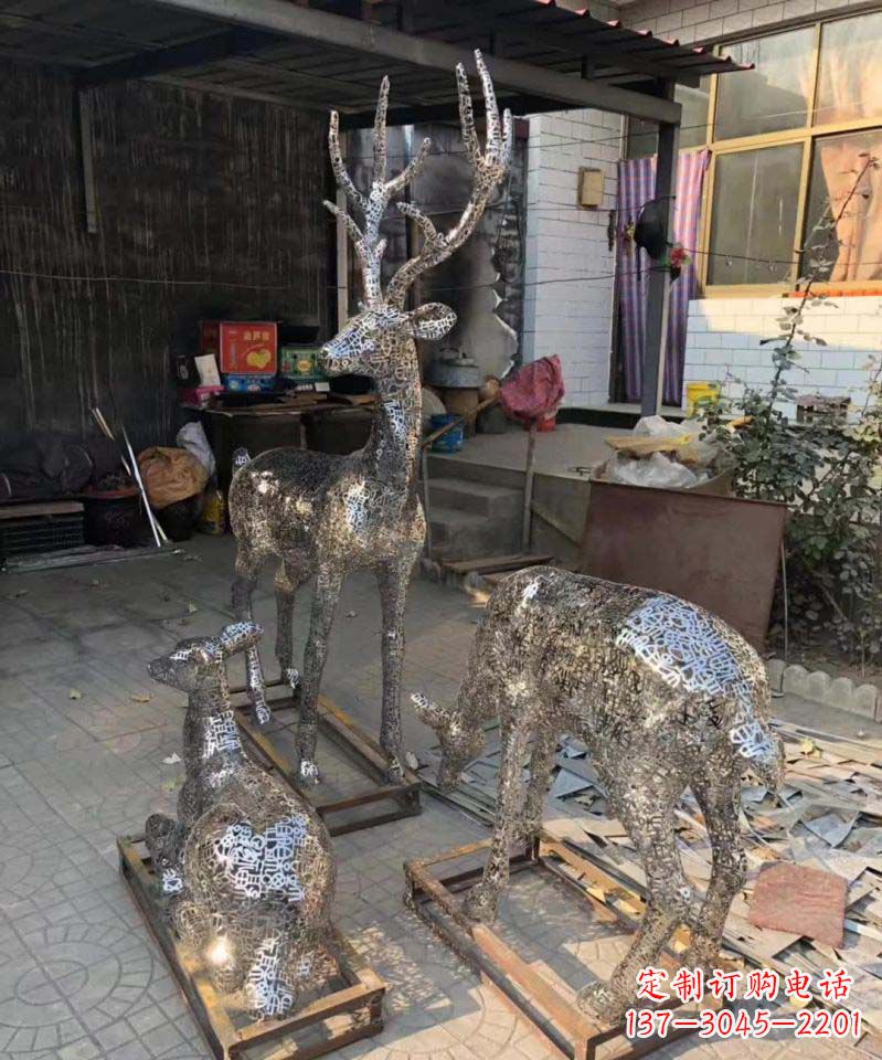 哈尔滨不锈钢庭院里的梅花鹿雕塑