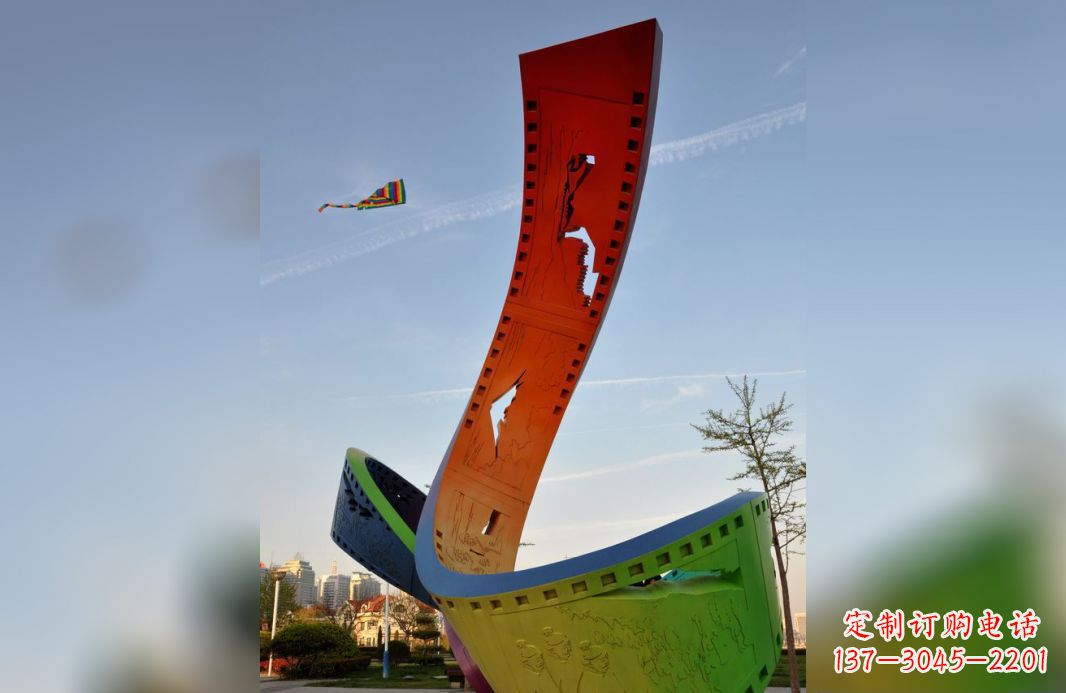 哈尔滨不锈钢五彩胶卷广场雕塑——现代美学的象征