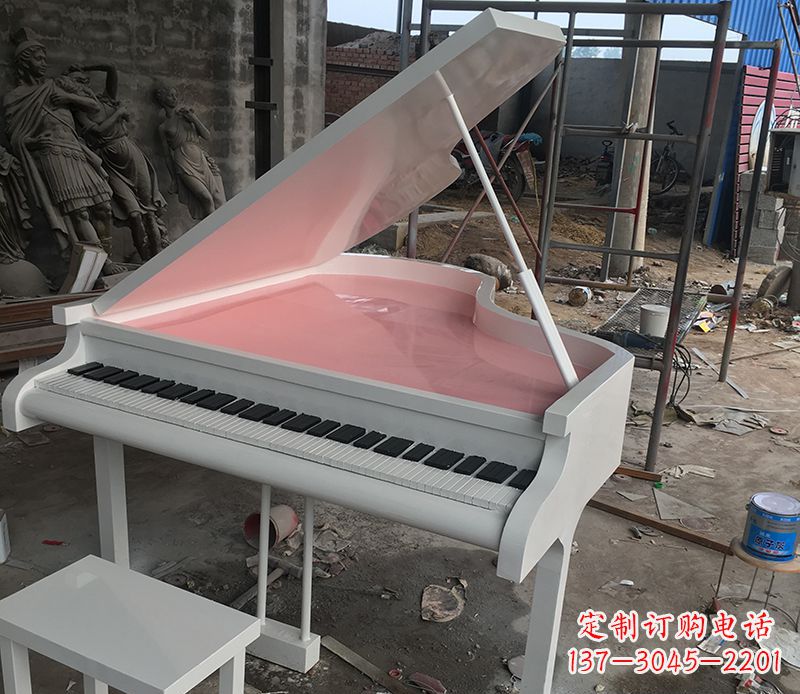 哈尔滨校园里的钢琴雕塑