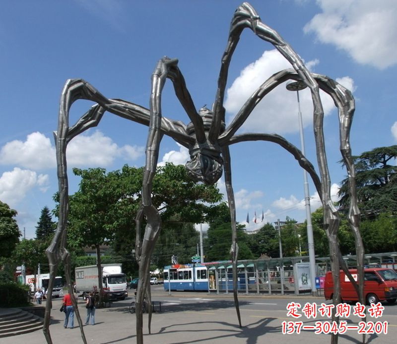 哈尔滨蜘蛛侠雕塑点缀不锈钢的景观