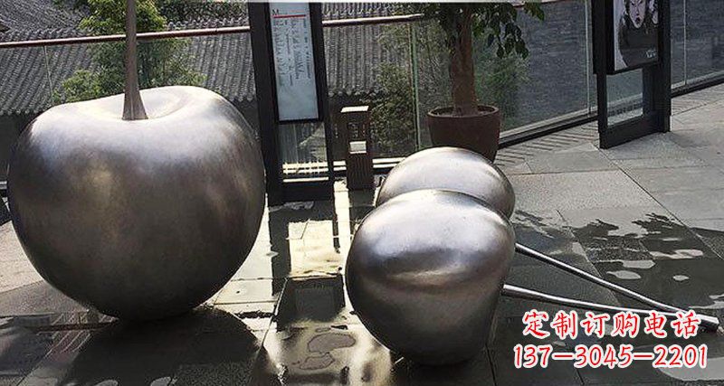 哈尔滨樱桃雕塑点缀步行街美丽景观