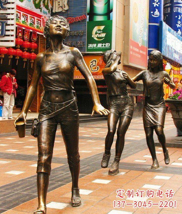 哈尔滨步行街逛街的女孩以铜雕的形式永久保存