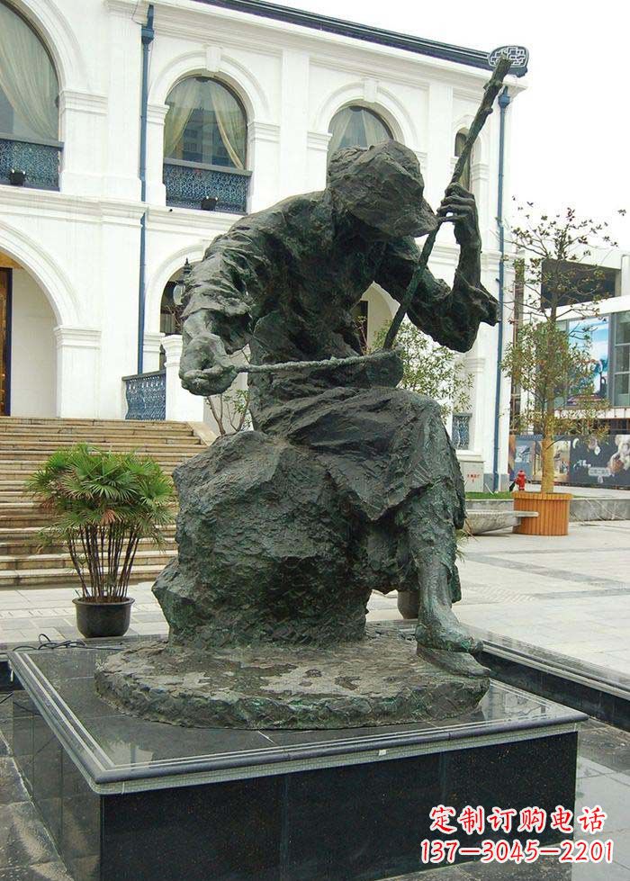 哈尔滨步行街拉二胡的人物景观铜雕