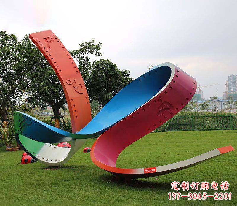 哈尔滨动态彩色不锈钢胶卷雕塑