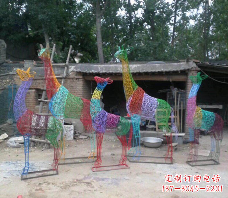 哈尔滨彩色不锈钢镂空长颈鹿雕塑它的美丽