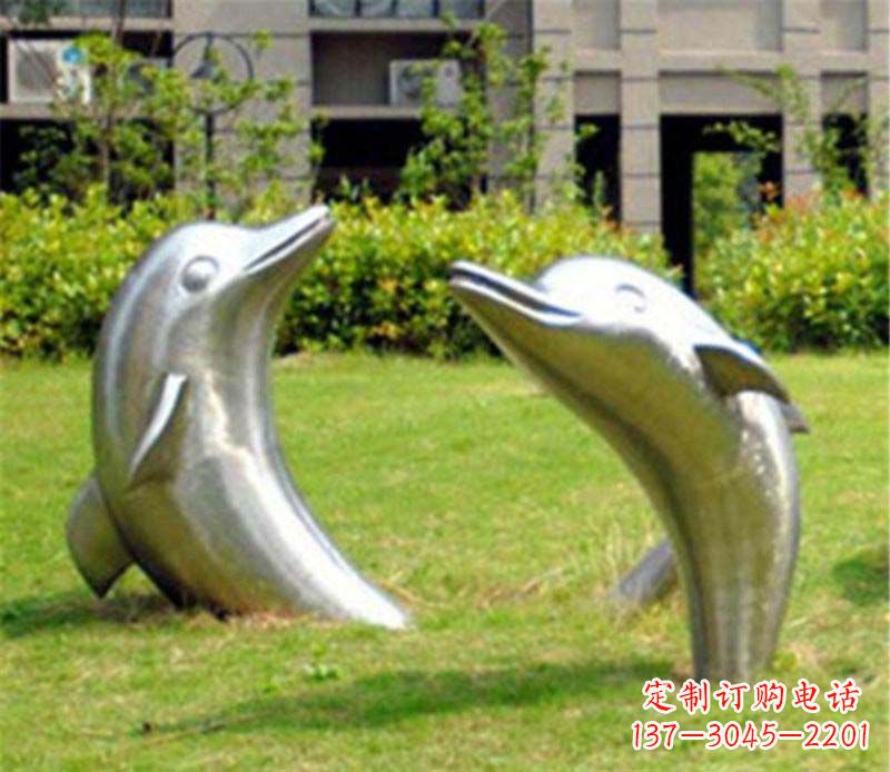 哈尔滨海豚雕塑草坪上的精美装饰