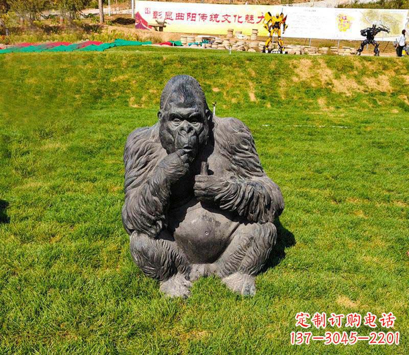 哈尔滨猩猩雕塑——草坪猩猩公园的艺术精品