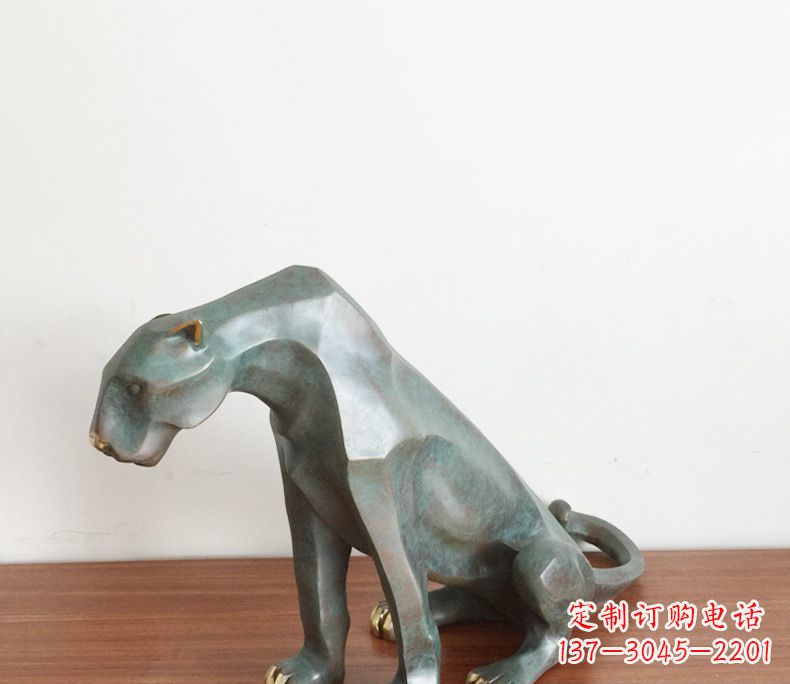 哈尔滨绚丽多彩的豹子动物铜雕