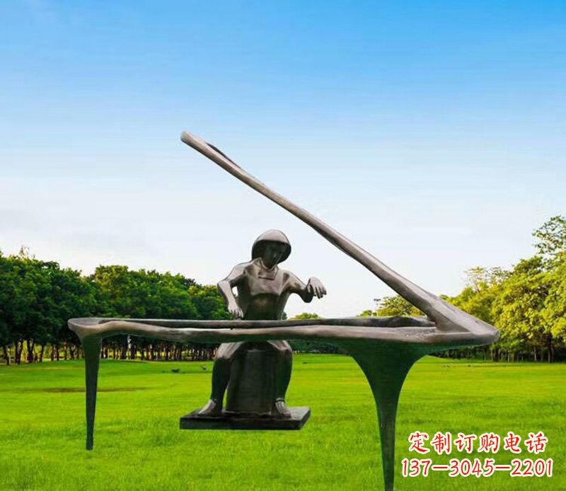 哈尔滨抽象弹钢琴的人物铜雕2