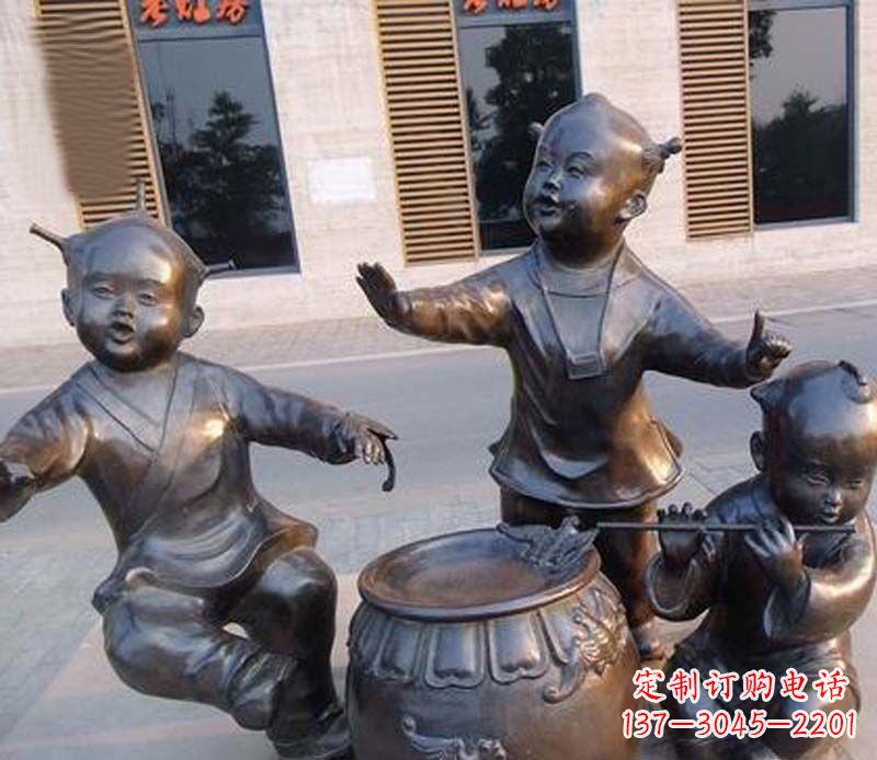 哈尔滨吹笛子跳舞的儿童铜雕