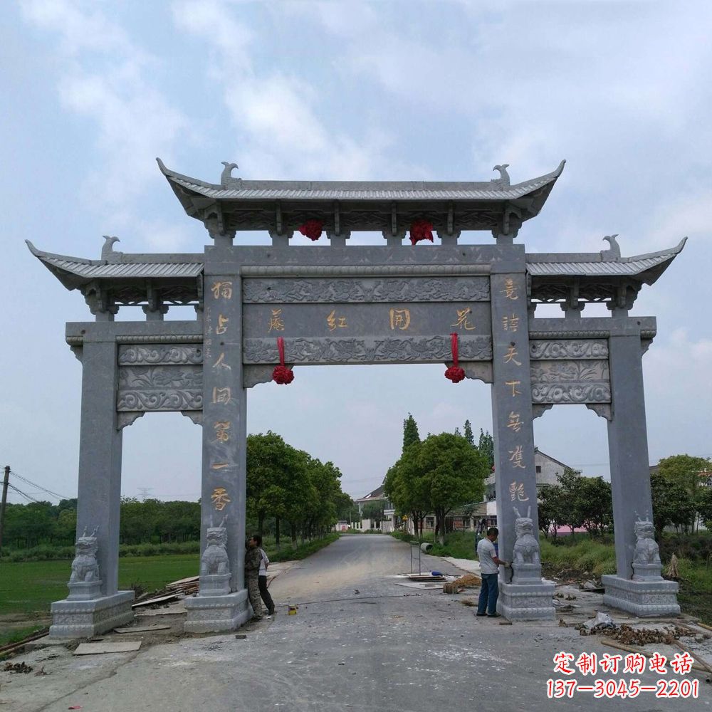 哈尔滨青石三门牌坊雕塑传承中国古典文化
