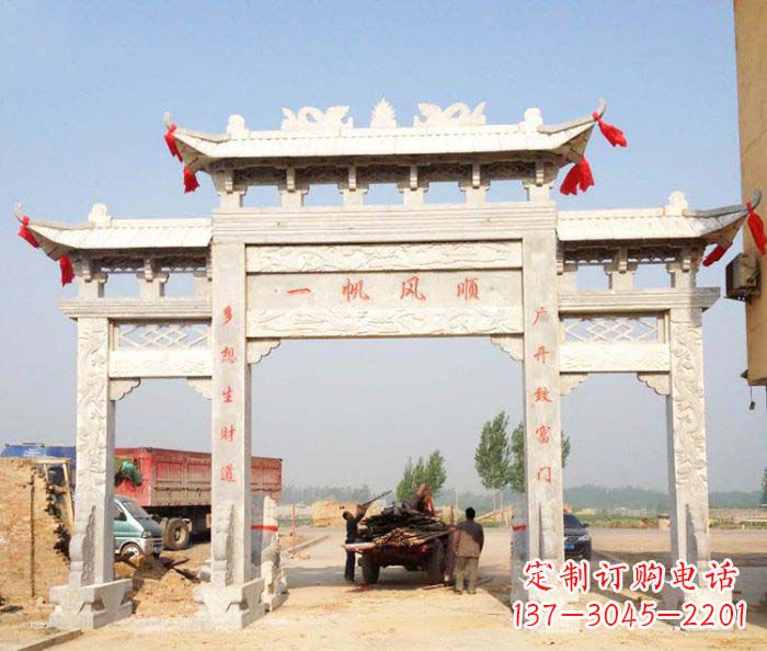 哈尔滨村庄大理石三门牌坊石雕。