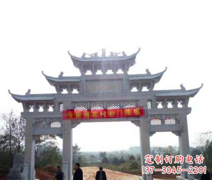 哈尔滨三门石雕牌楼古老而精美的雕塑