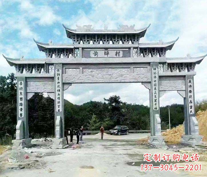 哈尔滨村庄三门石牌坊石雕的内容。