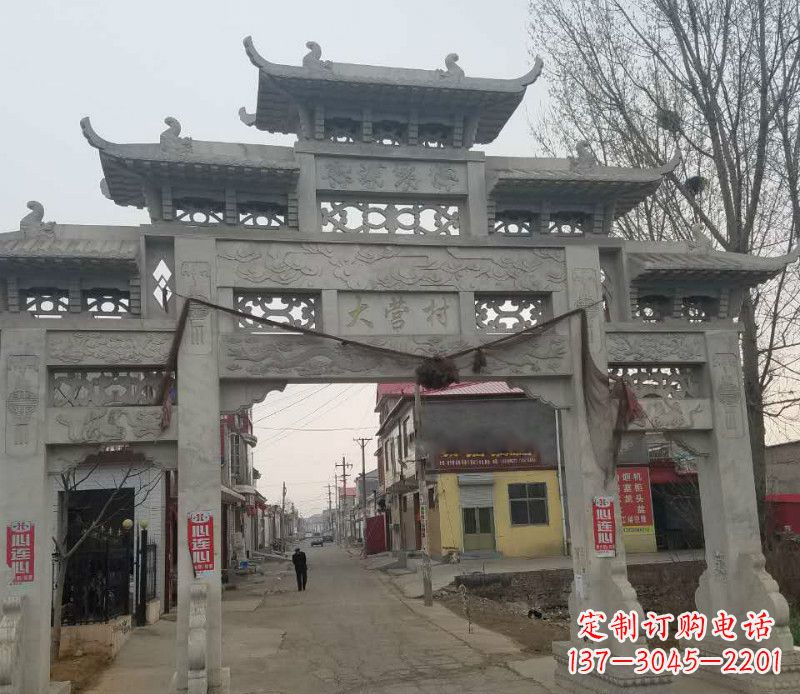 哈尔滨村庄三门石牌坊石雕传承古老文化