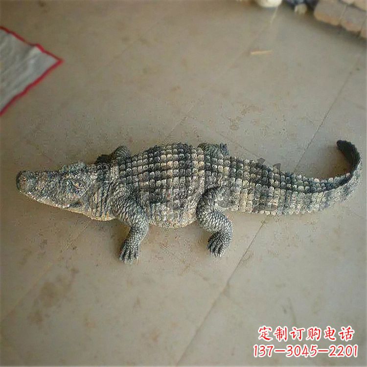 哈尔滨大理石仿真鳄鱼雕塑,公园草坪动物石雕
