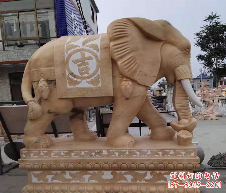 哈尔滨精美的大象镂空石雕