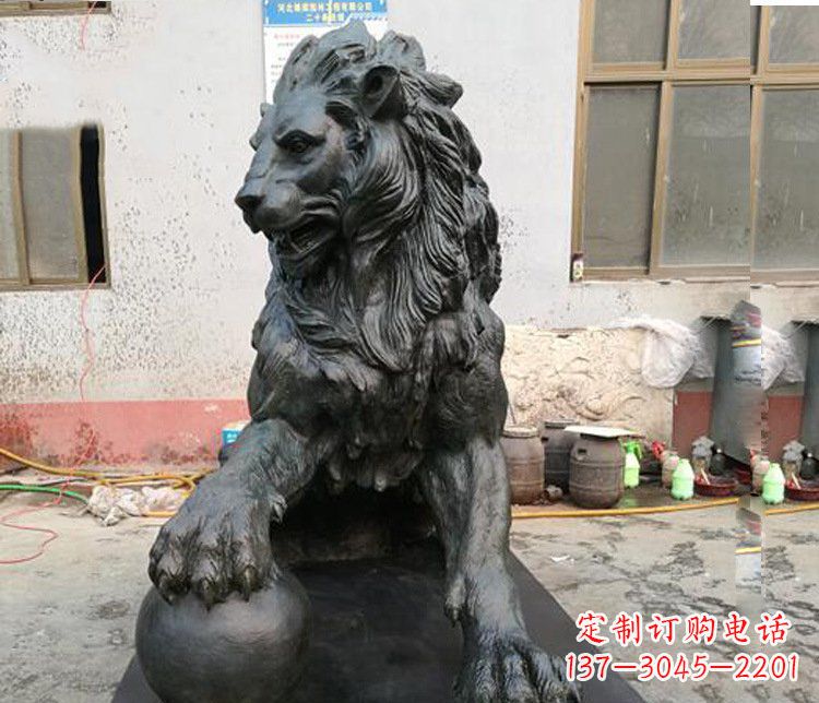 哈尔滨高质量西方踩球狮子铜雕塑