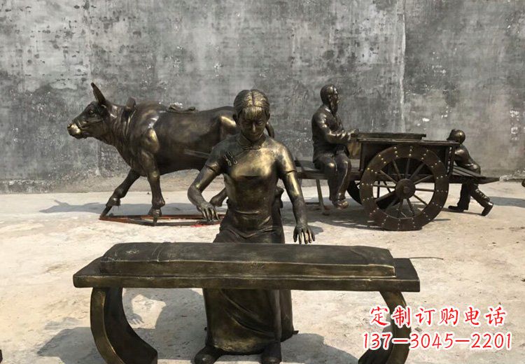 哈尔滨弹古筝的美女铜雕